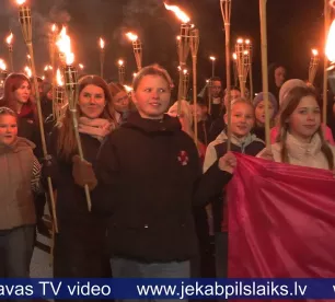 Jēkabpili Lāčplēša dienā izgaismo simtiem lāpu gaismu