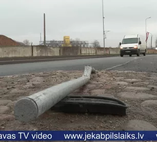 Jēkabpilī autovadītāja taranē ceļa zīmes un pamet notikuma vietu