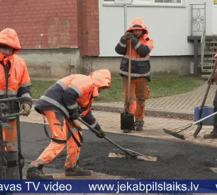 Tauta ziņo: sola sniegu, bet Jēkabpilī asfaltē iekšpagalmus
