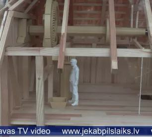 Kā darbojās staba vējdzirnavas? Jēkabpilī tapis izzinošs tūrisma objekts
