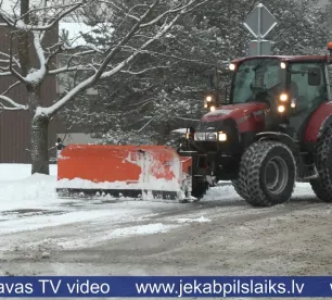 Sniega tīrītājiem Jēkabpilī darbs sācies četros no rīta