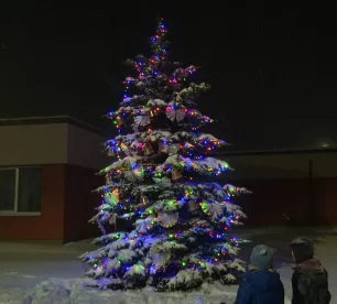 Mežārē ar jautrām dziesmām un rotaļām iededz Ziemassvētku egli