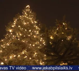 Līvānos Grinčs un citi tēli palīdz iedegt pilsētas galveno Ziemassvētku egli