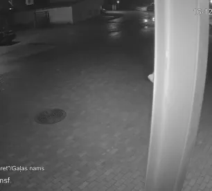 Jēkabpilī jaunieši nakts aizsegā sabojā kafejnīcas Ziemassvētku rotājumus