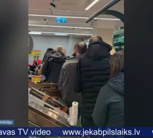 Tauta ziņo: Garo rindu dēļ iepirkšanās Jēkabpilī jāplāno kā ekspedīcija