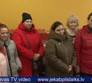 Sešas Jēkabpils novada ģimenes saņem dāvanu Ziemassvētkos