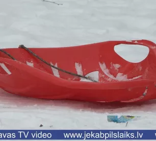 Braucot no kalna, bērns Jēkabpilī gūst apakšžokļa lūzumu