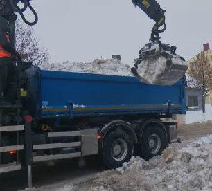 Jēkabpilī sāk izvest sniegu