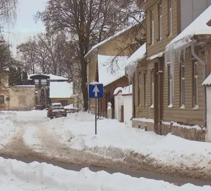Jēkabpilī pašvaldības policija veic pārrunas ar ēku īpašniekiem par lāsteku noņemšanu