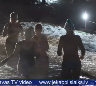 Jēkabpilieši bauda pusnakts peldi āliņģī