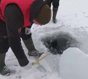 Speciālisti pārbauda ūdenstilpju ledu – tas nav drošs