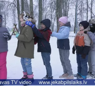 Kamēr citviet vēl sals, Leimaņos ziemu dzen projām