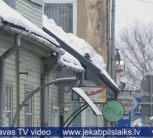 Tauta ziņo: Jēkabpilī nenotīrīti jumti apdraud garāmgājējus