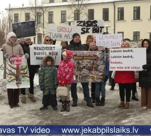 Jēkabpils novadā piketē pret skolu slēgšanu – domes sēdē reforma atbalstīta