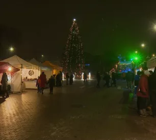 Jēkabpiliešus priecē priekšnesumi bērniem un Ziemassvētku tirdziņš