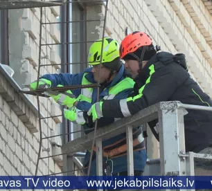 Ēku bojājumi – jumtu netīrīšanas sekas Jēkabpils novadā