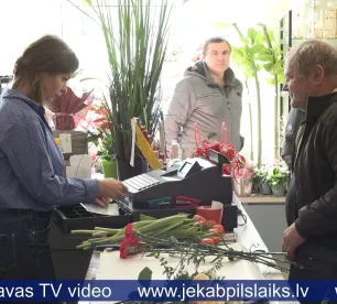 Ziedu dāvināšana – joprojām populāra 8. marta tradīcija