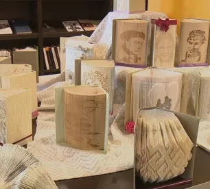 Līvānu novada Centrālajā bibliotēkā skatāma no grāmatām veidotu mākslas darbu izstāde