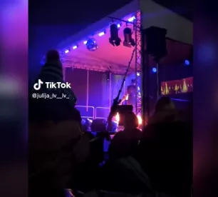 Jēkabpilī neadekvāts vīrietis sabojā skatuves aprīkojumu Jaungada pasākuma laikā