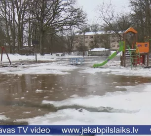 Naktī applūdusi daudzdzīvokļu dzīvojamā māja Gravānos