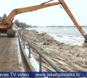 Jēkabpilī no ledus atbrīvo aizsargdambja nogāzi