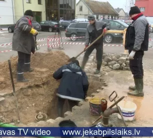 Jēkabpils centrā notikusi siltumtrases avārija