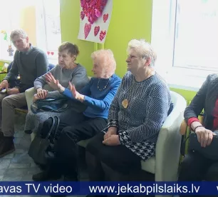 Jēkabpils seniori tikšanās laikā ar deputātiem diskutē par aktuālajām problēmām