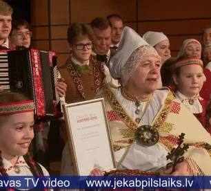 Līvānu folkloras kopa “Ceiruleits” saņem apbalvojumu “Austras koks”