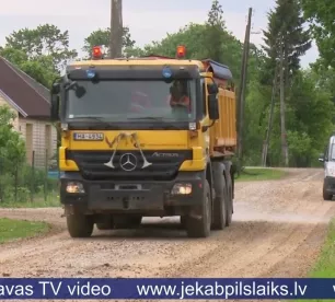 Jēkabpilī grants ielas apstrādā pret putekļiem