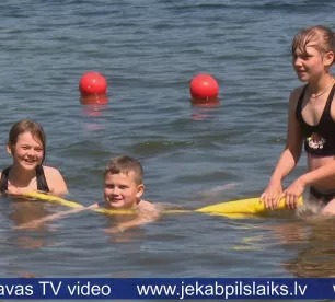 Laukezerā organizē peldēšanas apmācības bērniem un jauniešiem