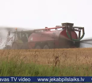 Biržos regulāri smird virca, bet zemnieki uzsver, ka lauki ir jāmēslo