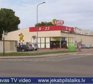 Policija aiztur vīrieti, kurš pārtikas veikalā Jēkabpilī sadūris cilvēku