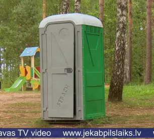 Jēkabpilieši sūdzas par laicīgi neiztīrītām tualetēm Mežaparkā
