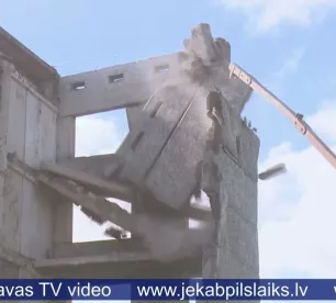 Jēkabpilī jauc graustu Auseklīša ielā