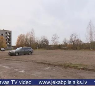Nojauktā Auseklīša ielas grausta vietā izveidots automašīnu stāvlaukums