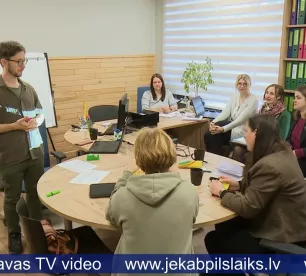 Norvēģu pārstāvis Jēkabpilī vada apmācības par vides kampaņu organizēšanu