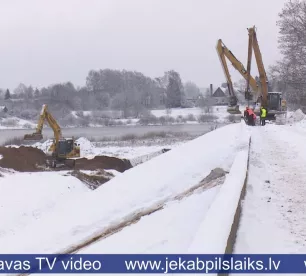 Sniegs rada apgrūtinājumus, bet dambja būvdarbi Jēkabpilī turpinās