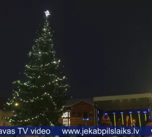 Jēkabpilī atklāj pilsētas galveno Ziemassvētku egli