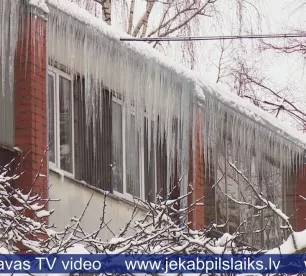 Daudzviet Jēkabpilī bīstamas lāstekas, bet pašvaldības policijai – “sasietas rokas”