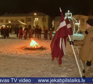 Jēkabpilieši pie atmiņu ugunskura atceras barikādes