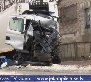 Jēkabpilī divu smago mašīnu sadursmē gājis bojā viens cilvēks