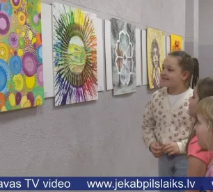 Ar izstādi “Saules ritmi”, Jēkabpils novada skolēni sacenšas par iespēju piedalīties Dziesmu un deju svētkos