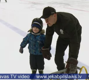 Jēkabpilī atvērtajos treniņos bērnus iepazīstina ar hokeju
