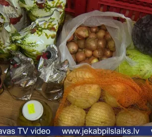 Jēkabpilieši kampaņas laikā ziedo dārzeņus Ukrainas civiliedzīvotājiem