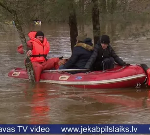 Jēkabpils novadā ugunsdzēsēji veic pirmās iedzīvotāju evakuācijas no plūdu skartajām mājām