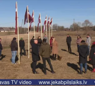 Ar karogiem cīnās par autoceļa remontu