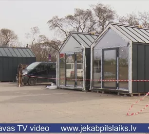 Mājražotāju tirdziņa teritorijā Jēkabpilī uzstādīti jauni tirdzniecības kioski