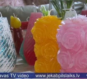 Jēkabpils biedrības apvieno rokdarbus izstādē “No mūsu pūra lādes – gobelēni, sveces”