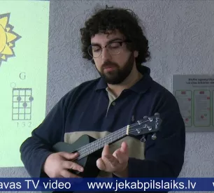 Brīvprātīgais no Portugāles māca jēkabpiliešiem spēlēt ukuleli