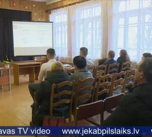 Pašvaldības pārstāvji Slatē atbild uz iedzīvotāju jautājumiem